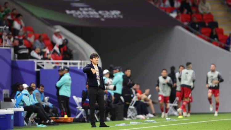 PSSI Terbuka dengan Opsi Perubahan Pelatih Timnas Indonesia, Shin Tae-yong Terancam Digantikan? 1 Shin Tae-yong saat mendampingi Timnas pada laga perdana Piala Asia 2023 melawan Irak. (dok. PSSI)