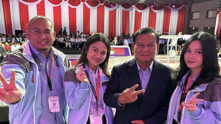 Dukung Prabowo, Gaya Istri Pratama Arhan di Debat Pilpres Curi Perhatian 1 Gaya Azizah Salsa di debat Pilpres keempat curi perhatian. (dok. Instagram)