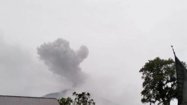 Warga dalam Radius 4,5 Kilometer dari Marapi Diungsikan ke Tempat Aman 1 Penampakan Gunung Marapi dari Kabupaten Agam. (ANTARA/Muhammad Zulfikar).