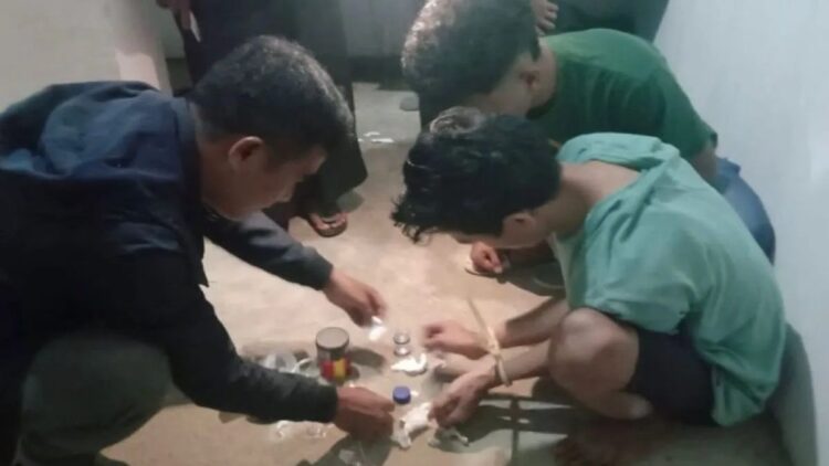 Opsnal Satres Narkoba Polres Agam sedang menggeledah pelaku. Dok Humas Polres Agam