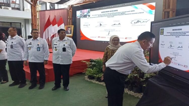 Kemenkumham Sumbar menandatangani komitmen pembangunan zona integritas. (Foto: Dok. Antara)