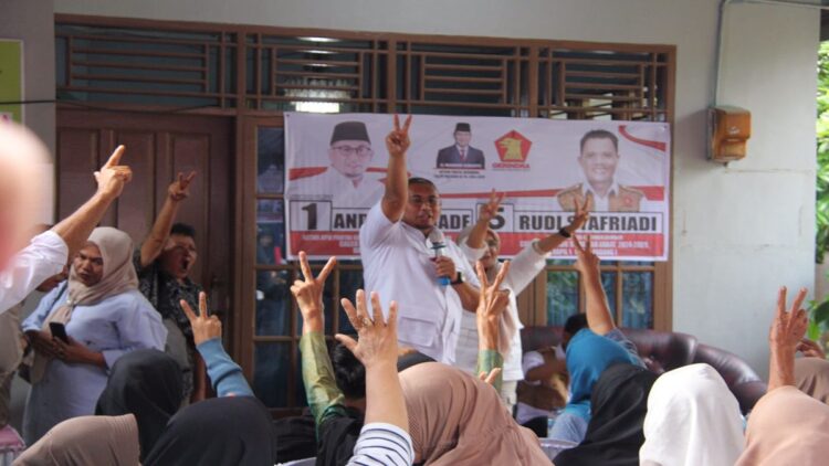 Anggota DPR RI Dapil Sumbar I Andre Rosiade saat berkampanye di Cendana Mata Air, Kecamatan Padang Selatan, Kota Padang. (Foto: Dok. Tim AR)