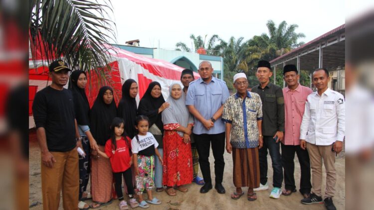 Andre Rosiade Bantu Korban Banjir di Dharmasraya Rp25 Juta 1 Andre Rosiade menyerahkan bantuan kepada masyarakat terdampak banjir di Nagari Ampang Kuranji, Kecamatan Koto Baru, Kabupaten Dharmasraya. (Foto: Dok. Istimewa)