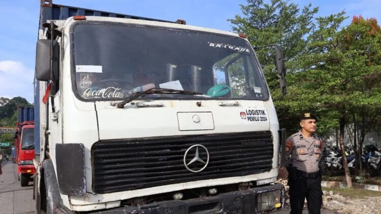 KPU Distribusikan 20,8 Juta Surat Suara ke Sejumlah Daerah di Sumbar 1 Polisi mengawal langsung truk kontainer yang akan mendistribusikan surat suara Pemilihan Umum (Pemilu) Tahun 2024 di Padang, Selasa, (9/1/2024). ANTARA/Muhammad Zulfikar.