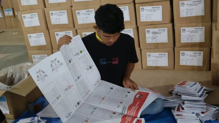 Petugas sedang menyortir surat suara untuk Pemilihan Umum (Pemilu) 2024 di gudang KPU Kota Padang, Rabu, (10/1/2024). ANTARA/Muhammad Zulfikar.