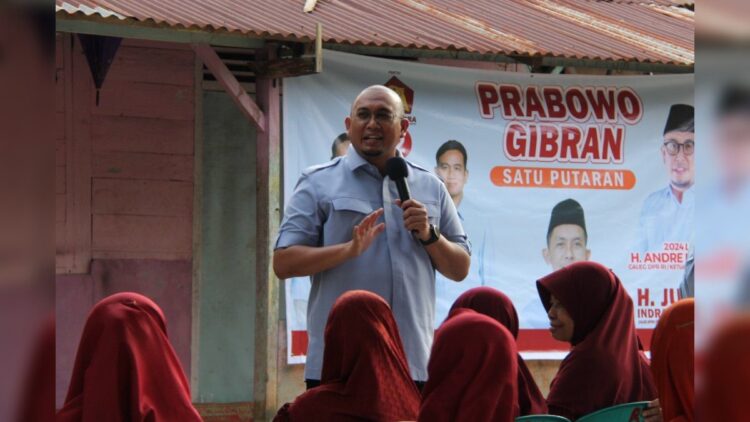 Andre Rosiade Kampanye di Dharmasraya, Teriakan Prabowo-Gibran Presiden Menggema 1 Andre Rosiade saat berkampanye di Kabupaten Dharmasraya. (Foto: Dok. Tim AR)