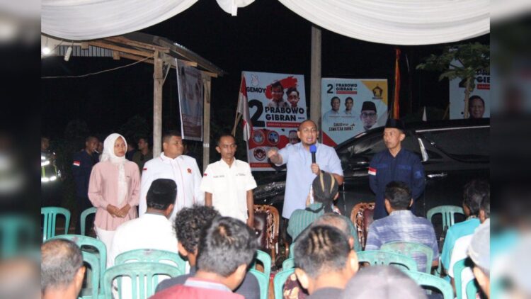 Andre Rosiade: Relawan Dharmasraya Yakin Prabowo-Gibran Menang Satu Putaran 1 Andre Rosiade bertemu relawan di Posko Pemenangan Prabowo-Gibran di Blok B Sitiung 1, Sungai Duo, Kabupaten Dharmasraya. (Foto: Dok. Tim AR)