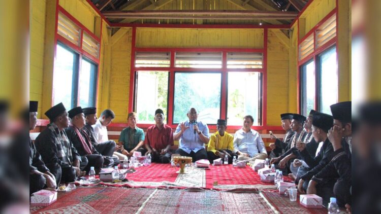 Andre Rosiade berdialog dengan ninik mamak dan tokoh masyarakat saat berkunjung dan menyalurkan bantuan di Aur Gading, Tanjung Ampalu, Kecamatan Koto VII, Kabupaten Sijunjung. (Foto: Dok. Tim AR)