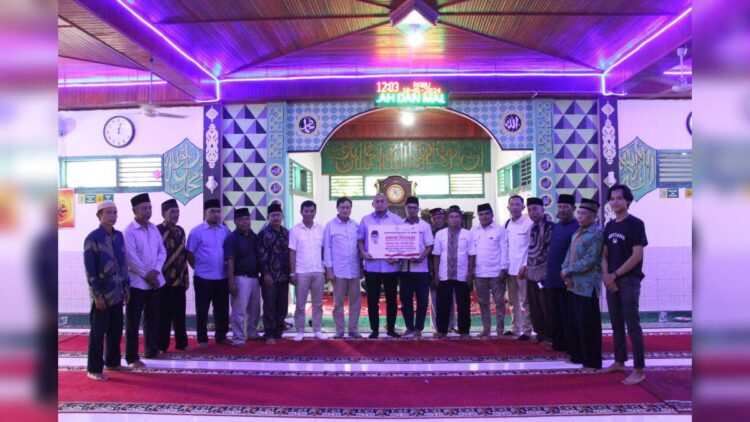 Reses ke Sijunjung, Andre Rosiade Bantu Masjid, Modal UMKM, sampai Koordinasi Bangun Jalan 1 Anggota DPR RI Andre Rosiade menyerap aspirasi masyarakat sekaligus menyerahkan bantuan saat kegiatan reses ke Kabupaten Sijunjung. (Foto: Dok. Tim AR)