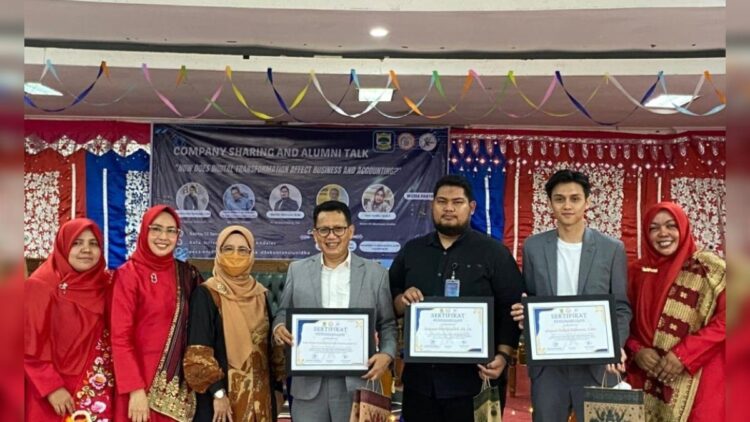 Siapkan SDM Akuntan Andal, Unidha Gandeng Teddy Alfonso 1 Profesional Akuntan Teddy Alfonso (tengah) usai memberikan wawasan soal akuntansi kepada mahasiswa D3 Akuntansi Unidha. (Foto: Dok. Istimewa)