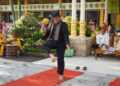 Hendri Septa Peragakan Sipak Rago saat Hadiri Mulok Keminangkabauan di SMPN 8 Padang