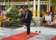 Hendri Septa Peragakan Sipak Rago saat Hadiri Mulok Keminangkabauan di SMPN 8 Padang
