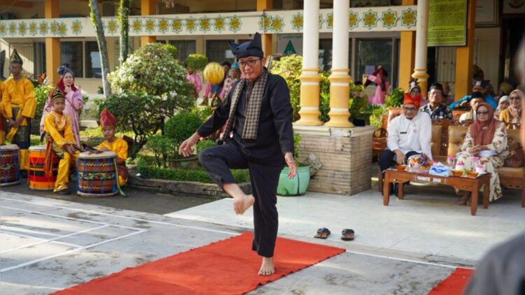 Wali Kota Padang Hendri Septa melakukan sipak rago saat menghadiri Mulok Keminangkabauan di SMPN 8 Padang. (Foto: Diskominfo Padang)