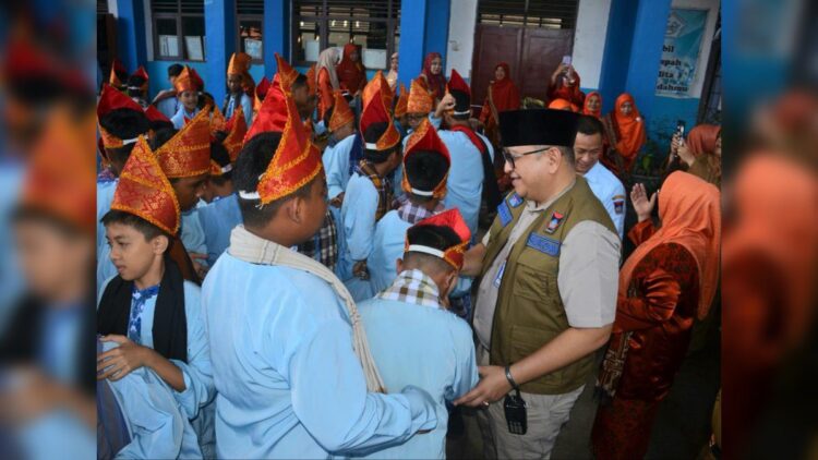 Sekdako Padang Andree Algamar menghadiri Mulok Keminangkabauan di SMPN 12 Padang. (Foto: Dok. Diskominfo Padang)