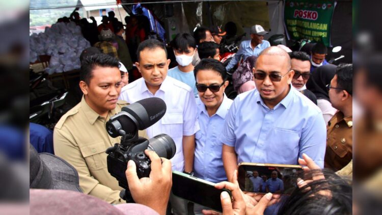 Kunjungi Posko Erupsi Marapi, Andre Rosiade Bantu Dapur Umum Rp25 Juta dan Sembako 1 Andre Rosiade diwawancarai awak media saat mengunjungi posko erupsi Marapi di Nagari Bukik Batabuah, Kecamatan Canduang, Kabupaten Agam, Selasa (16/1/2024). (Foto: Dok. Tim AR)