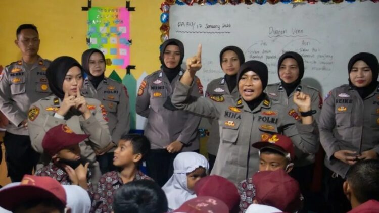 Aparat kepolisian melakukan trauma healing kepada anak didik yang terdampak erupsi Gunung Marapi di Kabupaten Agam, Rabu (17/1/2024). Antara/Fandi Yogari.