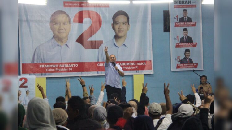 Andre Rosiade berkampanye di Kabupaten Agam dan membakar semangat ribuan orang di Nagari Gadut, Kecamatan Tilatang Kamang, Selasa (17/1/2024). (Foto: Dok. Tim AR)