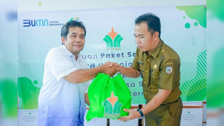 Kunjungi Karyawan Korban Banjir, Board of Regional Management PTPN IV Regional 4 Serahkan Bantuan 1 Region Head Ospin Sembiring menyerahkan bantuan sembako kepada karyawan yang terdampak banjir. (Foto: Dok. PTPN IV Regional 4 Jambi)