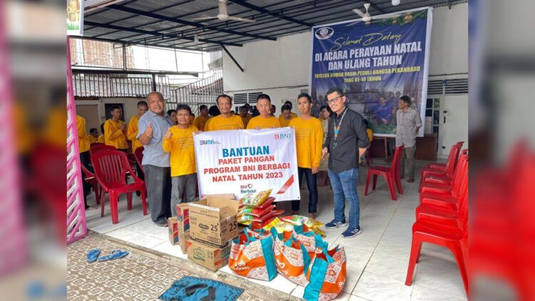 Rayakan Natal dan Tahun Baru 2024, BNI Wilayah 02 Bagikan 2.000 Paket Sembako 1 BNI Wilayah 02 merayakan Natal dan Tahun Baru 2024 sekaligus membagikan ribuan paket sembako kepada masyarakat. (Foto: Dok. Istimewa)