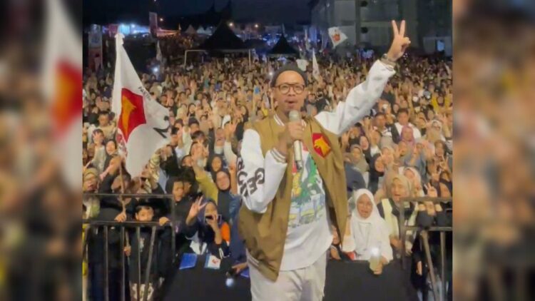 Konser Indonesia Maju Membeludak, "Padang Panjang All in Prabowo-Gibran, yang Lain Sorry ye" 1 Ketua DPC Gerindra Kota Bukittinggi Erman Safar berorasi di hadapan massa Konser Indonesia Maju Prabowo-Gibran di Kota Padangpanjang, Sabtu (27/1/2024) malam. (Foto: Dok. Istimewa)