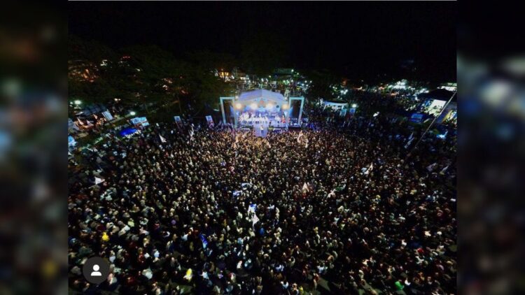 Konser Indonesia Maju Prabowo-Gibran di Lapangan Cindua Mato, Batusangkar, Kabupaten Tanah Datar, Sumbar, Minggu (28/1/2024) malam dihadiri puluhan ribu orang. (Foto: Dok. Tim AR)