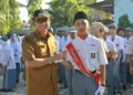 Penyerahan e-KTP kepada pelajar SMKN 8 Padang oleh Wali Kota Padang, Hendri Septa. (Foto: Dok. Prokopim)