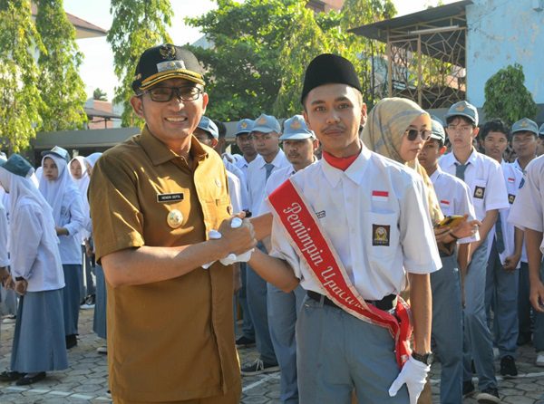 Penyerahan e-KTP kepada pelajar SMKN 8 Padang oleh Wali Kota Padang, Hendri Septa. (Foto: Dok. Prokopim)