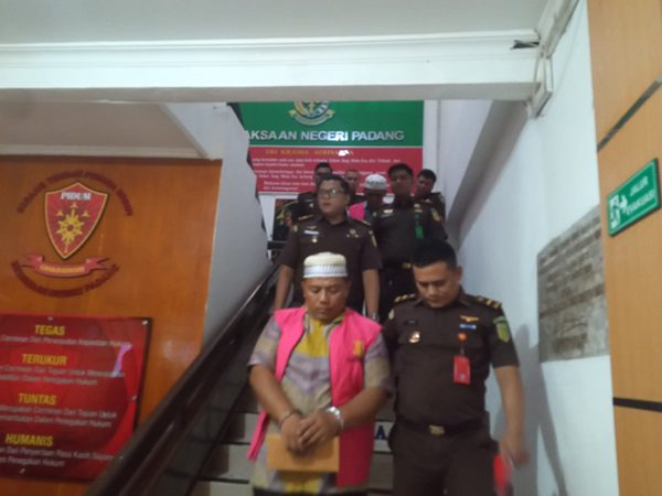 Resmi! Kejaksaan Tahan Eks Petinggi SMKPP Padang, Diduga Korupsi Dana PK 1 Eks petinggi SMKPP Negeri Padang resmi ditahan oleh Kejaksaan dalam dugaan perkara tindak pidana korupsi. (Foto: Dok. Istimewa)
