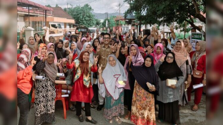 Kampanye di Parak Gadang, Padang Timur, Rachmad Wijaya: Jangan Sia-siakan Suara Kita 1 Caleg DPRD Padang dari Partai Gerindra Dapil 5 Rachmad Wijaya berfoto bersama warga usai berkampanye di Parak Gadang, Kecamatan Padang Timur. (Foto: Dok. Istimewa)
