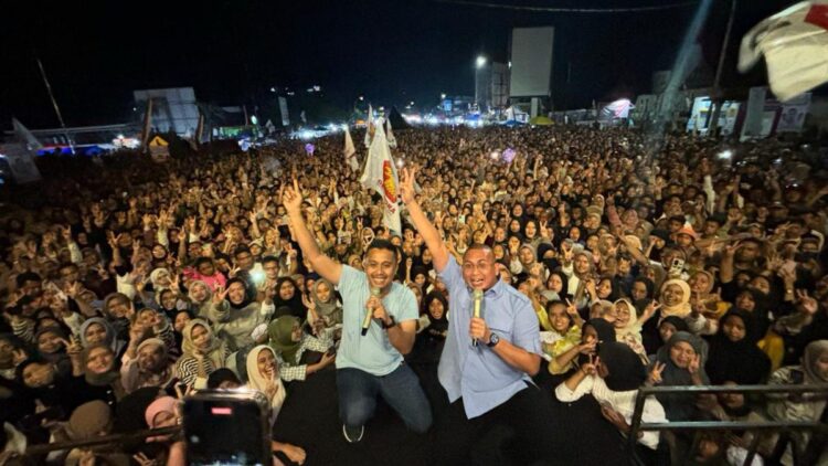 Konser Indonesia Maju Dipadati 20 Ribu Orang, Andre Rosiade: Sijunjung all in Prabowo-Gibran 1 Caleg DPR RI Dapil Sumbar Andre Rosiade dan Vasco Ruseimy membakar semangat para pendukung saat Konser Indonesia Maju Prabowo-Gibran di Kabupaten Sijunjung, Senin (29/1/2024). (Foto: Dok. Tim AR)