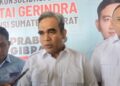 Sekjen DPP Partai Gerindra, Ahmad Muzani (tengah) didampingi Ketua DPD Gerindra Sumbar, H Andre Rosiade dan Sekretaris DPD Gerindra Sumbar, EVi Yandri Rajo Budiman memberikan tanggapan kepada awak media usai rapat konsolidasi kepada kader Partai Gerindra di Sumbar, Kamis (30/1/2024) siang. (Foto: Dok. Radarsumbar.com)