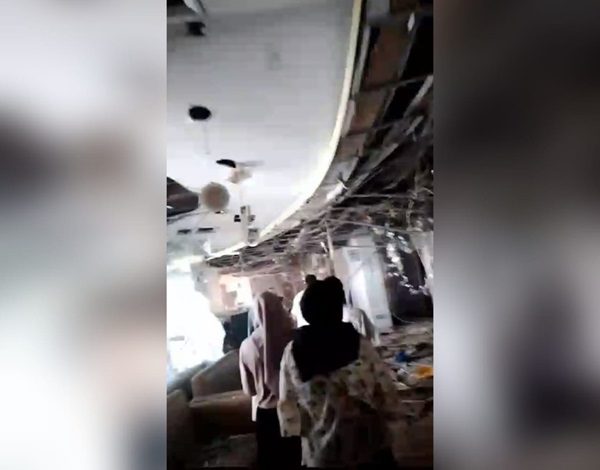 Tangkapan layar evakuasi sejumlah orang dari salah satu ruas bangunan yang diduga meledak di Semen Padang Hospital (SPH)