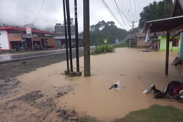 Kondisi banjir merendam rumah warga di Tapian Kandih, Nagari Salareh Aia Barat, Kecamatan Palembayan, Kabupaten Agam. (Foto: Dok. BPBD Agam)