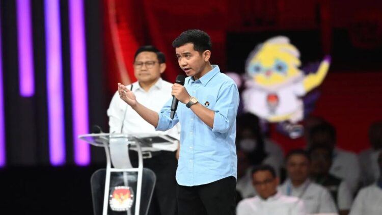 Cawapres nomor urut 2 Gibran Rakabuming Raka menyampaikan pandangannya saat Debat Keempat Pilpres 2024 di Jakarta Convention Center (JCC), Jakarta, Minggu (21/1/2024). ANTARA FOTO//M Risyal Hidayat/tom.