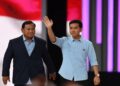 Capres-cawapres nomor urut 2 Prabowo Subianto (kiri) dan Gibran Rakabuming Raka (kanan) tiba di lokasi Debat Keempat Pilpres 2024 di Jakarta Convention Center (JCC), Jakarta, Minggu (21/1/2024). ANTARA FOTO//M Risyal Hidayat/tom.