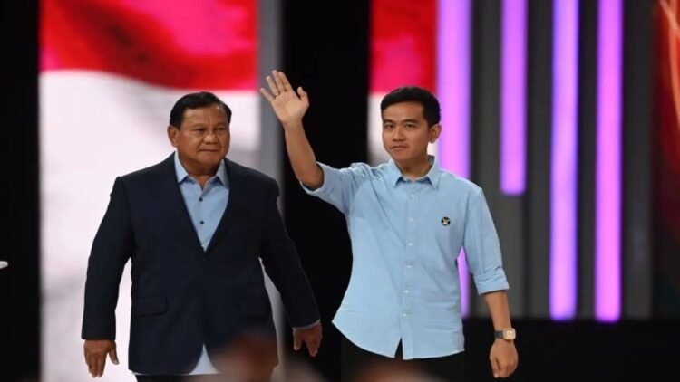 Puji Performa Gibran saat Debat, Prabowo: Mas Gibran kembali Tunjukkan Kapasitas 1 Capres-cawapres nomor urut 2 Prabowo Subianto (kiri) dan Gibran Rakabuming Raka (kanan) tiba di lokasi Debat Keempat Pilpres 2024 di Jakarta Convention Center (JCC), Jakarta, Minggu (21/1/2024). ANTARA FOTO//M Risyal Hidayat/tom.