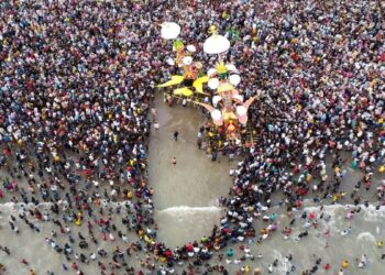 Foto udara dua tabuik menjelang dibuang ke laut saat puncak Pesona Hoyak Tabuik Piaman 2023 di Pantai Gandoriah, Pariaman, Sumatera Barat, Minggu (30/7/2023). (ANTARA FOTO/Iggoy el Fitra/foc.)