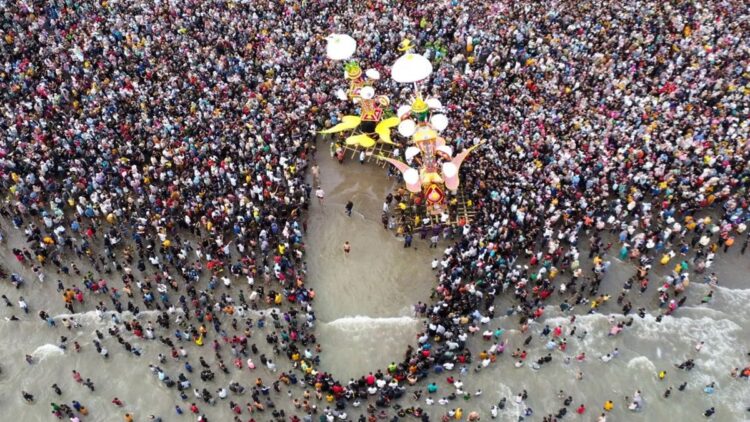 Foto udara dua tabuik menjelang dibuang ke laut saat puncak Pesona Hoyak Tabuik Piaman 2023 di Pantai Gandoriah, Pariaman, Sumatera Barat, Minggu (30/7/2023). (ANTARA FOTO/Iggoy el Fitra/foc.)