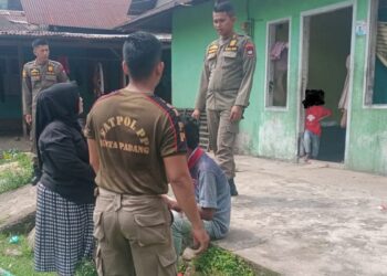 Dua ODGJ di Bungus dibawa Satpol PP Padang ke RSJ. (dok. Infopublik)