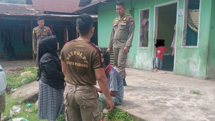 Meresahkan Warga di Bungus, Dua ODGJ Diantarkan Satpol PP Padang ke RSJ 1 Dua ODGJ di Bungus dibawa Satpol PP Padang ke RSJ. (dok. Infopublik)