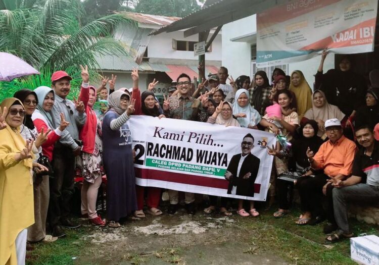 Caleg Gerindra DPRD Padang Dapil 5 (Padang Selatan dan Padang Timur) Rachmad Wijaya berfoto bersama masyarakat usai kampanye di RW 6 Kelurahan Rawang, Padang Selatan.