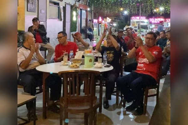 Cerita Bang Levi dan IKM "Nonton Basamo" hingga jadi Saksi Kemenangan Semen Padang FC 1 Dunsanak Bang Levi jadi saksi kemenangan Semen Padang FC atas PSMS Medan dalam kegiatan 'Nonton Basamo' yang digelar pada Rabu (17/1/2024) malam. (Foto: Dok. Istimewa)