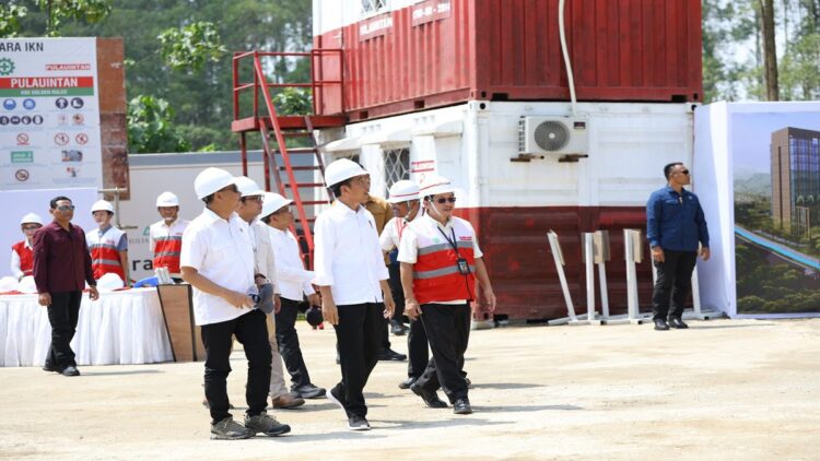 23 Investor telah Groundbreaking di IKN, Nilainya Rp41 Triliun 1 Presiden RI Joko Widodo (Jokowi) meninjau proyek pembangunan Hotel Nusantara di Ibu Kota Nusantara (IKN) pada Rabu (20/12/2023). (Foto: Humas Otorita Ibu Kota Nusantara)