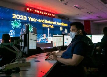 Pemantauan peningkatan trafik data pelanggan Indosat selama periode Natal 2023 dan Tahun 2024. (Foto: Dok. IOH)