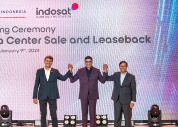 Dari kiri ke kanan: President Director and Chief Executive Officer Indosat Ooredoo Hutchison, Vikram Sinha (tengah), Mayank Srivastava, Chief Executive Officer BDx (kiri) dan Harsh Agrawal, Senior Partner I Squared Capital (kanan). (Foto: Dok. IOH)