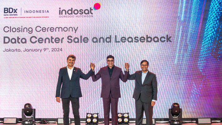 Indosat dan BDx Indonesia Lakukan Ini Demi Kemajuan Teknologi 1 Dari kiri ke kanan: President Director and Chief Executive Officer Indosat Ooredoo Hutchison, Vikram Sinha (tengah), Mayank Srivastava, Chief Executive Officer BDx (kiri) dan Harsh Agrawal, Senior Partner I Squared Capital (kanan). (Foto: Dok. IOH)