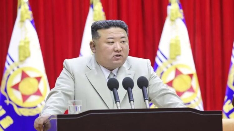 Kim Jong Un Tegaskan 2024 Tahun Penting Persiapkan Perang Menyusul Ketegangan Semenanjung Korea 1 Pemimpin Korea Utara Kim Jong Un menyampaikan pidato saat kunjungan ke komando angkatan laut negara itu pada 27 Agustus 2023. (KCNA/Kyodo)