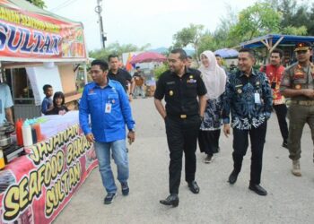Dari kiri ke kanan: Kepala Dinas Pariwisata (Kadispar) Kota Padang, Yudi Indra Syani, Wagub Sumbar, Audy Joinaldy, Sekretaris Dispar, Rina Melati dan Wawako Padang, Ekos Albar menyusuri kawasan Pusat Kuliner Pantai Padang, Kamis (4/1/2023) siang. (Foto: Dok. Prokopim)
