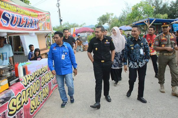 Dari kiri ke kanan: Kepala Dinas Pariwisata (Kadispar) Kota Padang, Yudi Indra Syani, Wagub Sumbar, Audy Joinaldy, Sekretaris Dispar, Rina Melati dan Wawako Padang, Ekos Albar menyusuri kawasan Pusat Kuliner Pantai Padang, Kamis (4/1/2023) siang. (Foto: Dok. Prokopim)