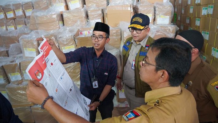 Ketua KPU Kota Padang, Riki Eka Putra (baju biru) memperlihatkan salah satu surat suara kepada Sekda, Andree Harmadi Algamar (tengah) dan Kepala Badan Kesbangpol, Tarmizi Ismail (kanan). (Foto: Dok. Prokopim)